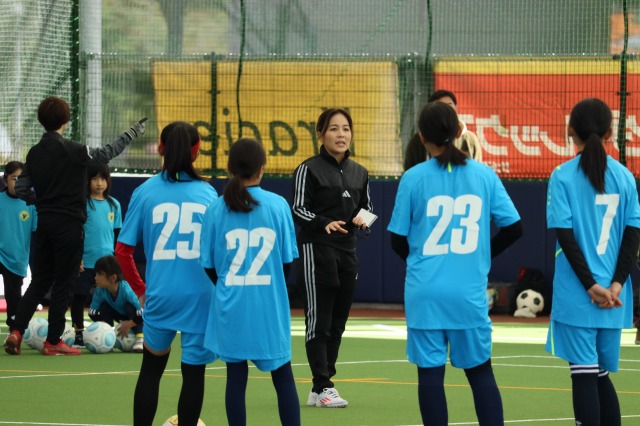 元なでしこジャパン 岩渕真奈さんがサッカー教室 女子選手が技術学ぶ